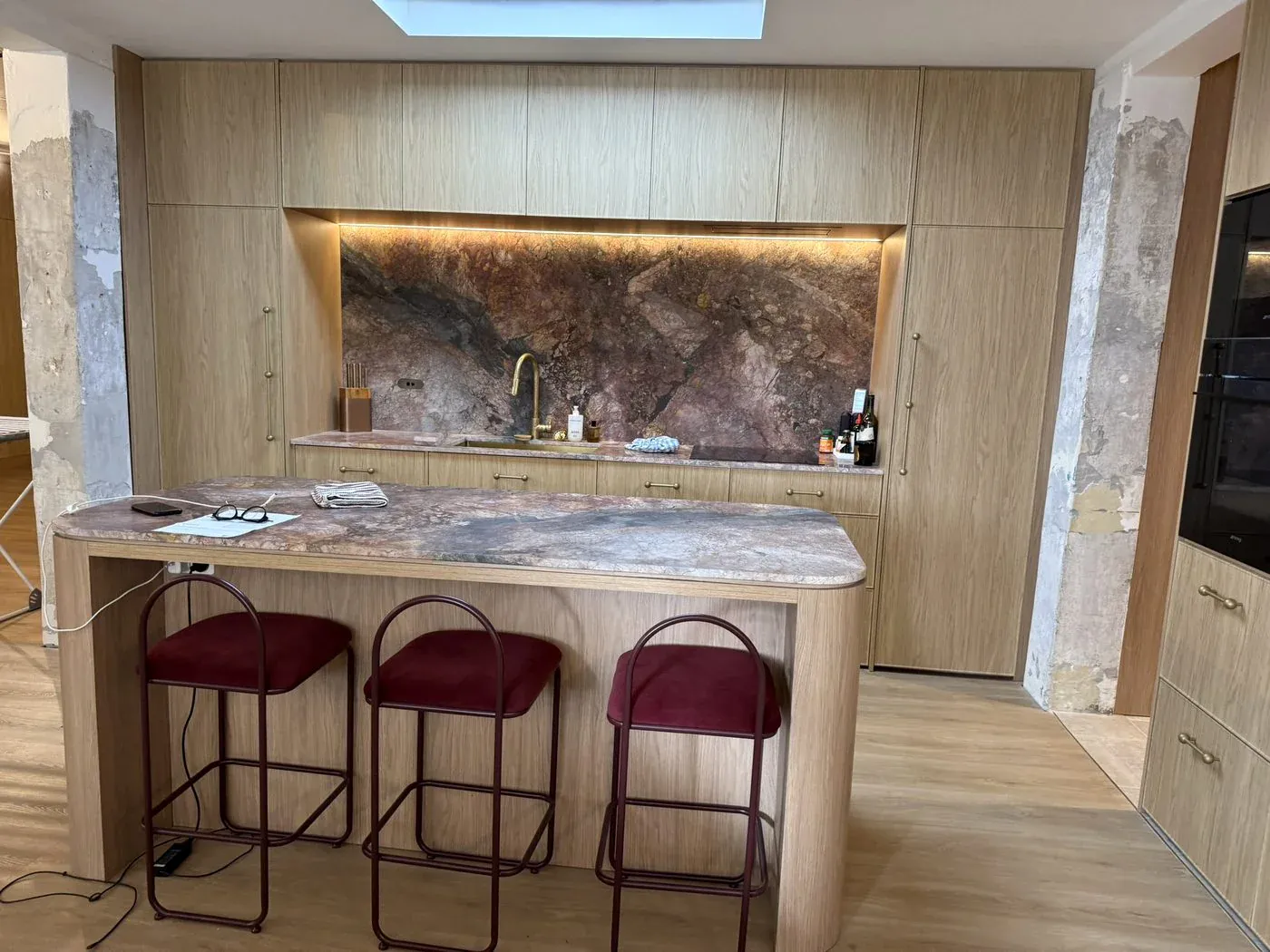 Darlinghurst kitchen island with stone feature splashback