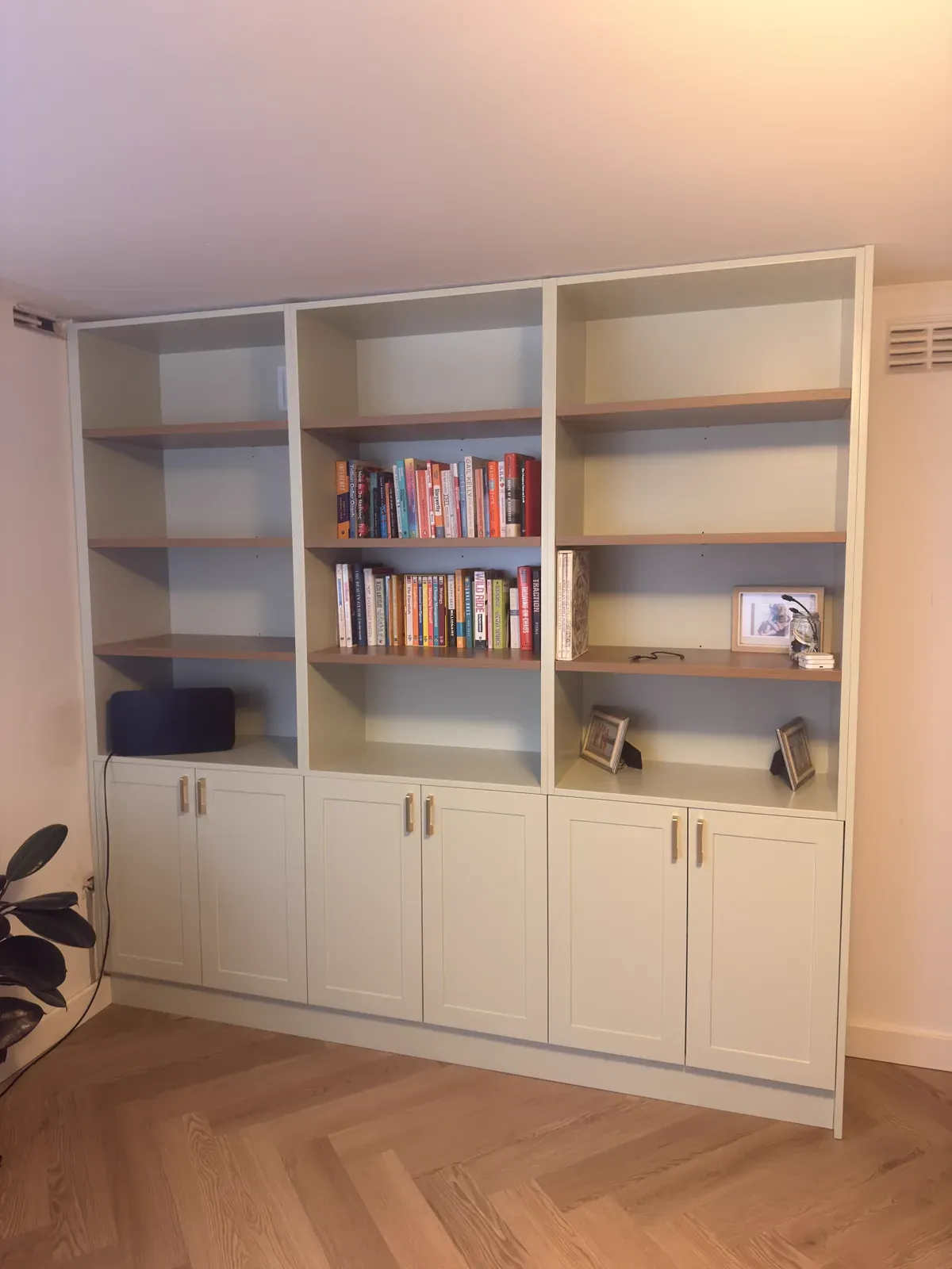 Neutral Bay study bookshelves — Dulux Lambs Ear Half shaker with Prime Oak benchtop