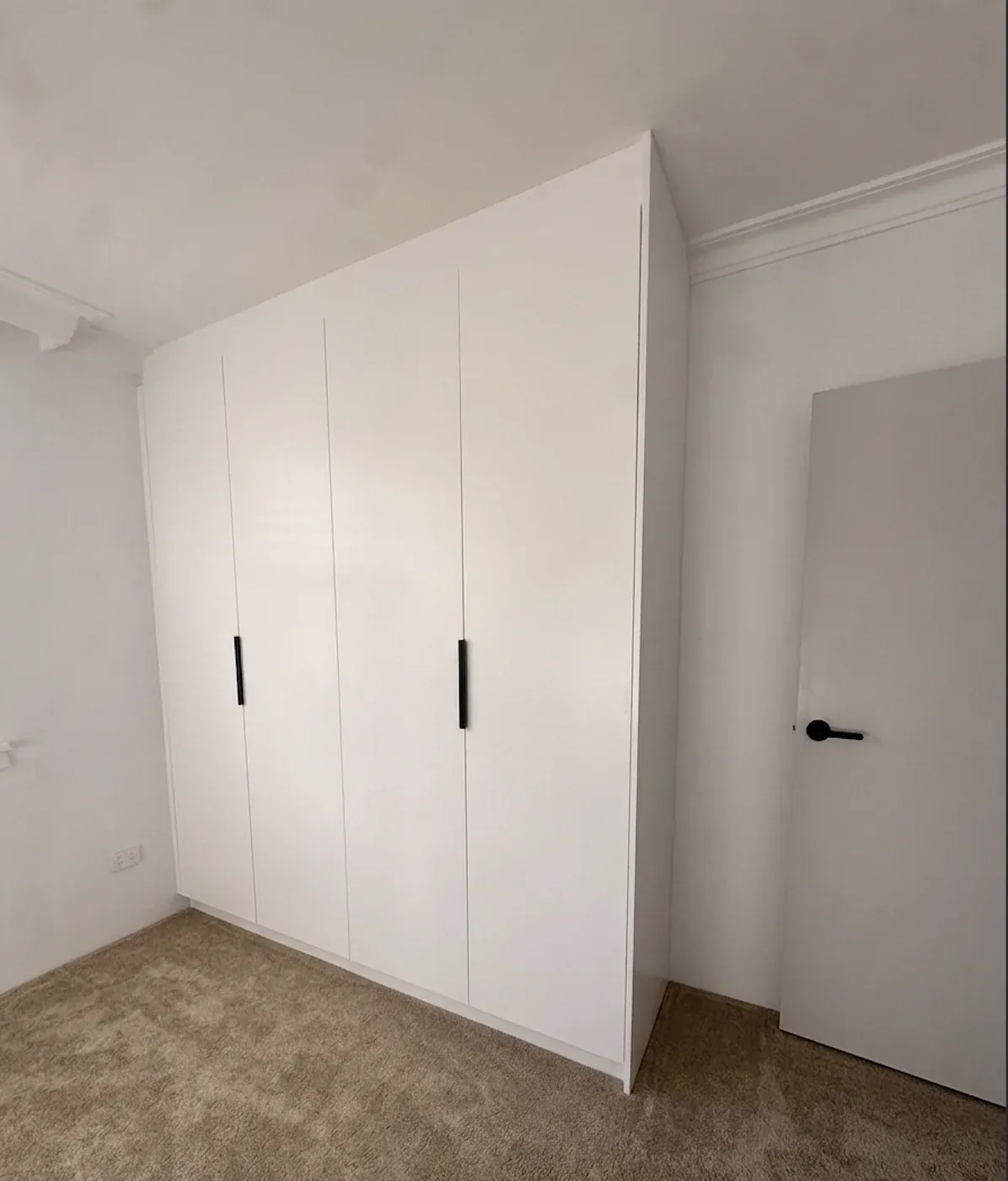 Randwick main bedroom built-in wardrobe with sprayed 2pac doors and matt black handles