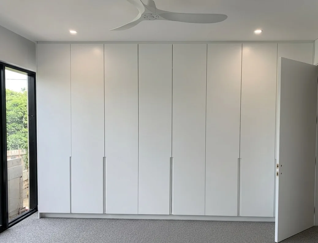 Floor-to-ceiling polyurethane wardrobe with integrated J-pull in a Waverley home